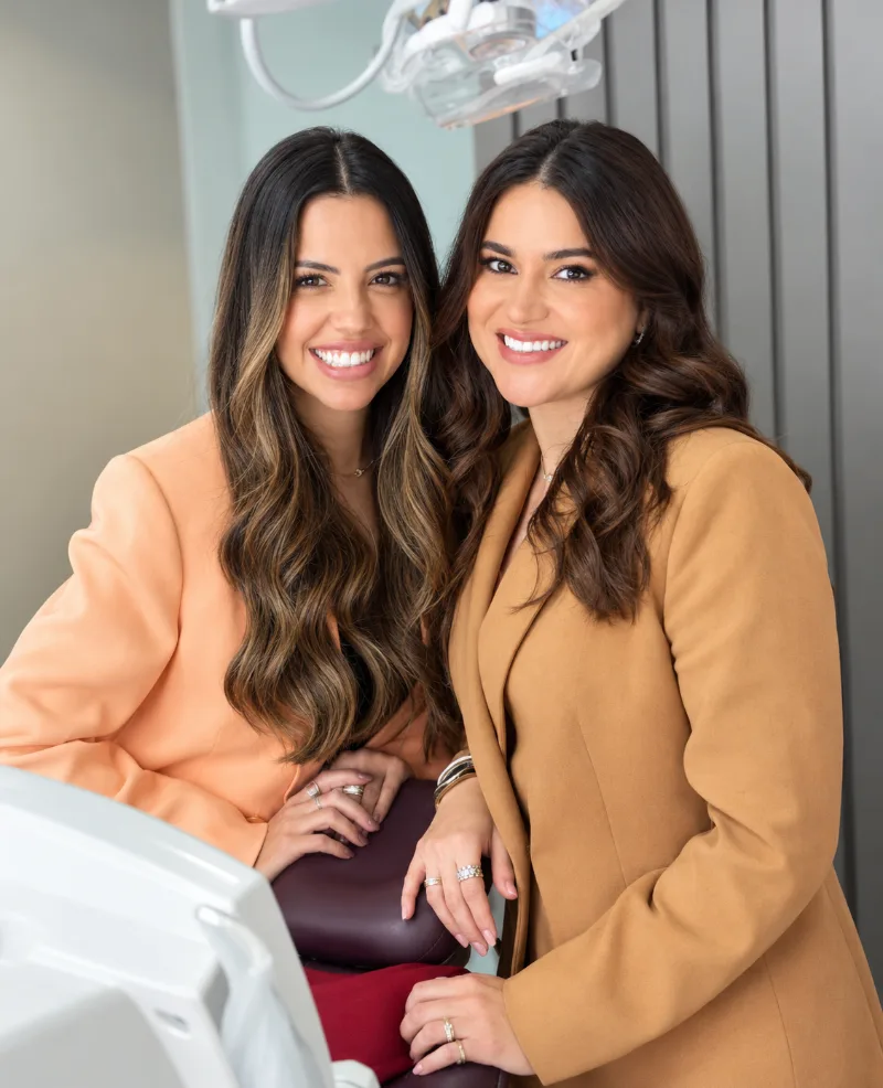 Dra. Giovanna Leal e sócia, dentistas clientes da Capim